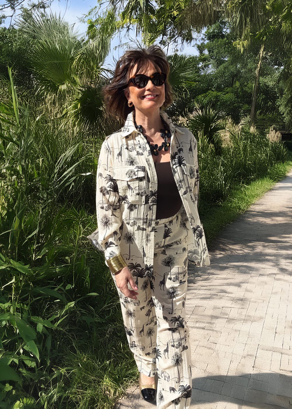 Prenda estampado de palmeras, look 1
