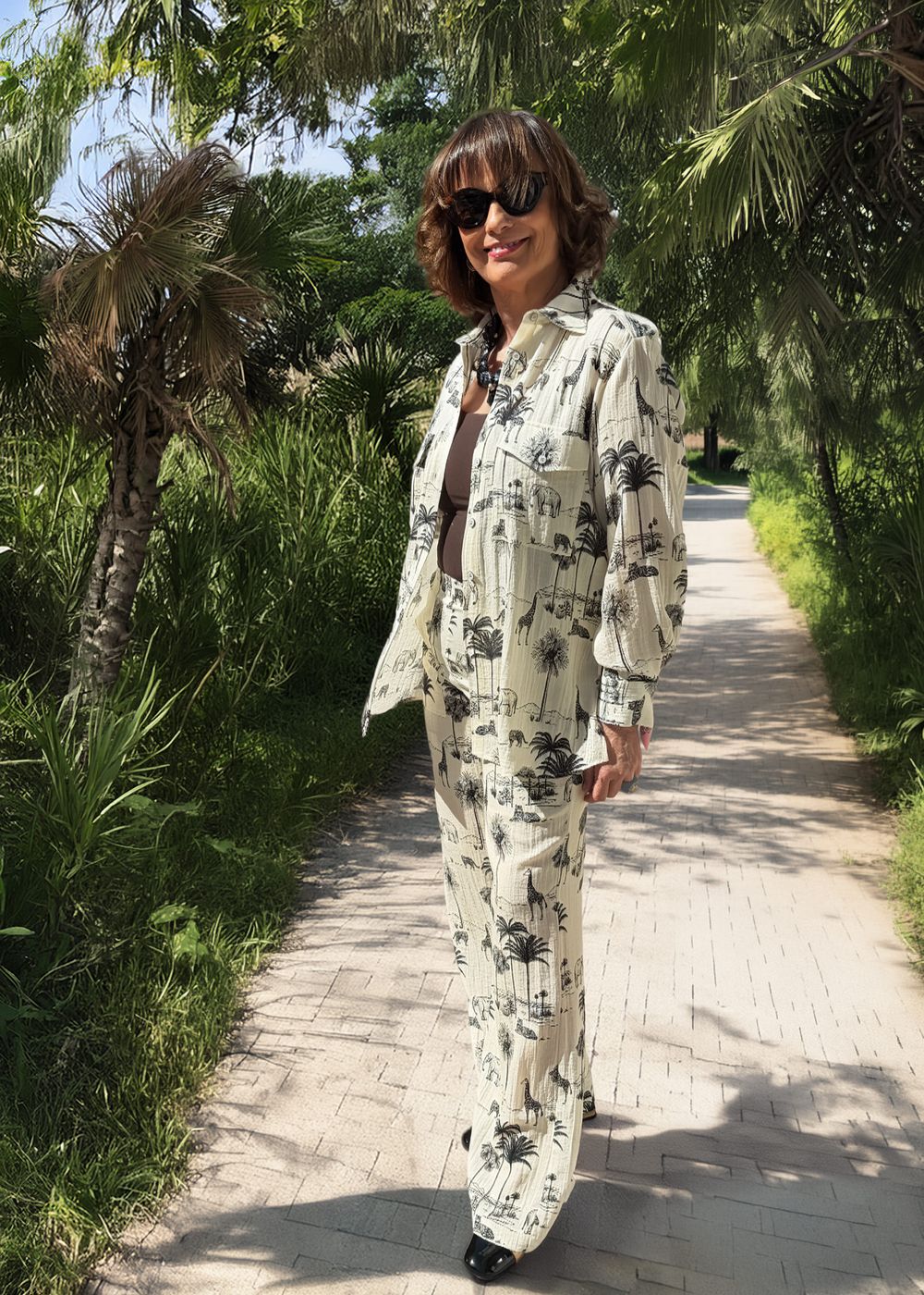 Prenda estampado de palmeras, look 2